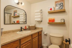 Ducha, secador de pelo y toallas