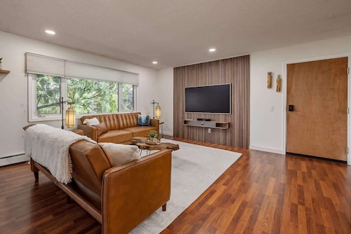 Artistic downtown 2br king bed