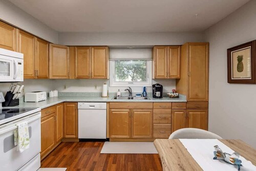 Downtown Urban Retreat Sleeps 4 King Bed