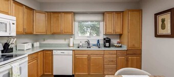 Downtown Urban Retreat Sleeps 4 King Bed