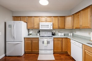 Geladeira, micro-ondas, fogão, cooktop