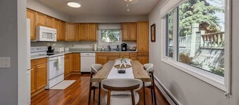 Downtown Urban Retreat Sleeps 4 King Bed