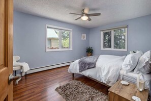 2 bedrooms, iron/ironing board, WiFi, bed sheets