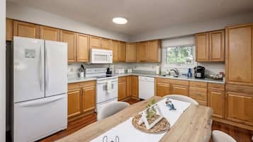 Køleskab, mikrobølgeovn, ovn, kogeplade