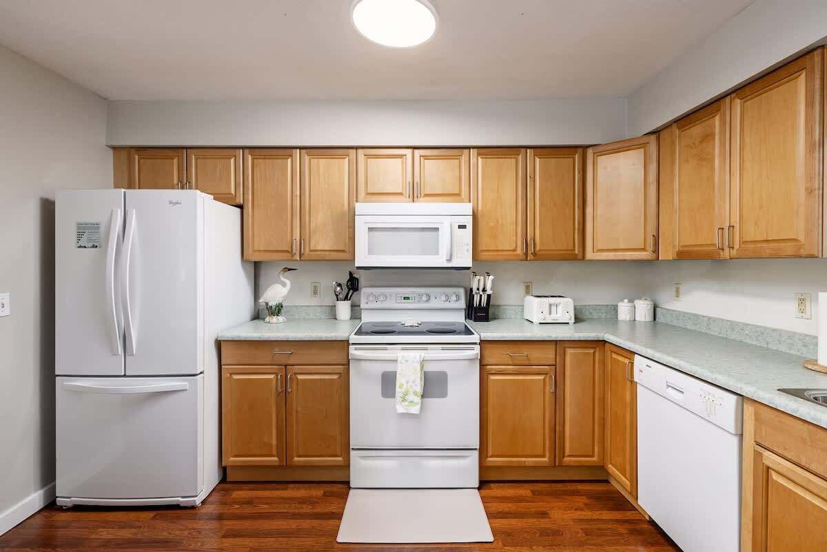 Frigorífico, microondas, horno y placa de cocina