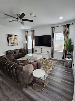 Smart TV - Dallas Captivates and Inspires  (Dallas)