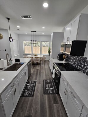 Fridge, microwave, oven, stovetop - Dallas Captivates and Inspires (Dallas)