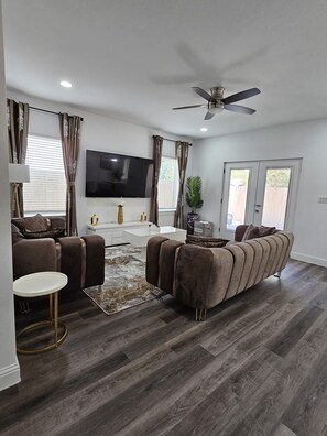 Smart TV - Dallas Captivates and Inspires (Dallas)