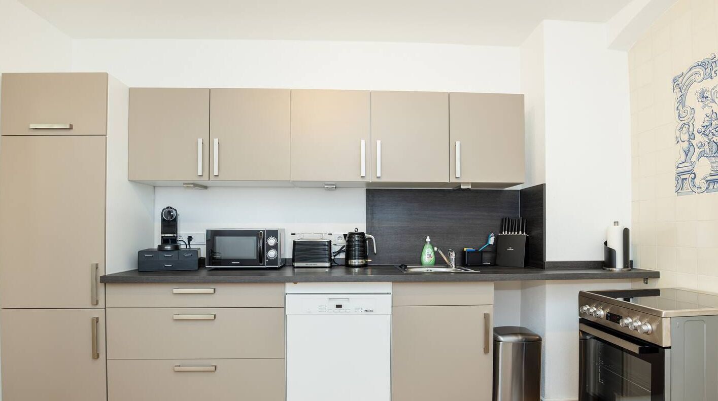 Een koelkast, een microgolfoven, een oven, een kookplaat