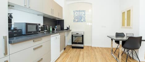 Réfrigérateur, four à micro-ondes, un four, surface de cuisson