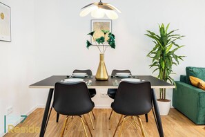 Dining - 247 Reside: Apartment SZ1 | Downtown | Netflix (Straubing)