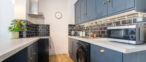 Refrigerador, microondas, horno y parrilla de estufa