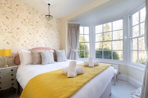 2 dormitorios, escritorio, tabla de planchar con plancha y cuna de viaje