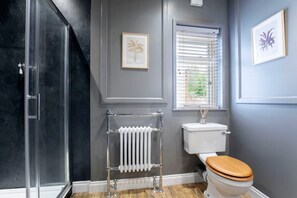 Sèche-cheveux, serviettes fournies, savon, shampoing
