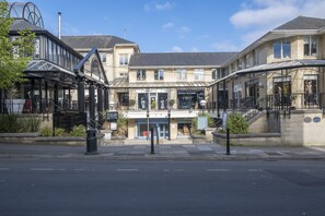 Un bâtiment dont le rez-de-chaussée abrite un restaurant appelé « Kitchens by Lorna » et une enseigne indiquant « The Courtyard ».