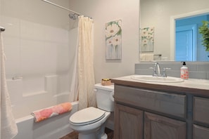 Sèche-cheveux, serviettes fournies, savon, shampoing