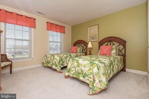 4 bedrooms, iron/ironing board, WiFi, bed sheets - Great house that is close to the beach and really close to golf (Ocean View)
