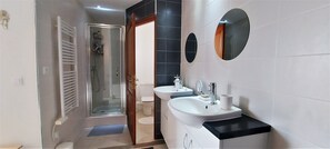Shower, hair dryer, towels, toilet paper - Cosy Marina modern and spacious (Aigues-Mortes)