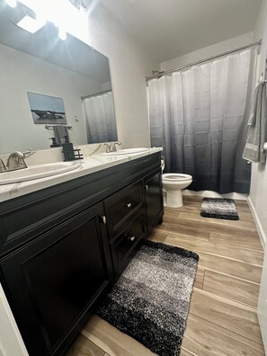 Serviettes fournies, shampoing, papier toilette