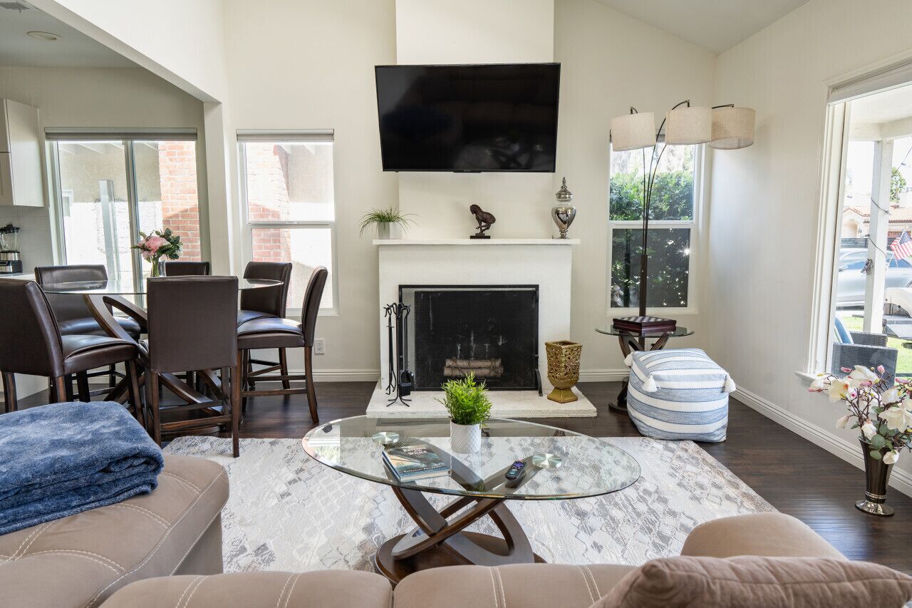 ELEGANT 2BR SHERMAN OAKS *HOUSE*: RENOVATED 2022, VAULTED CEILING, SKYLIGHTS p78