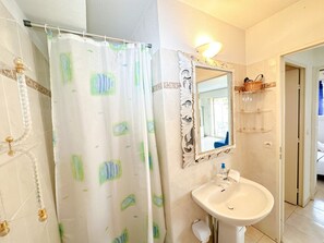 Hair dryer, towels - Charming Apartment in Cannes 10-min to beach (Cannes)