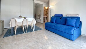 Living area - Charming Apartment in Cannes 10-min to beach (Cannes)