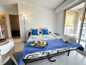2 bedrooms, iron/ironing board, free WiFi, bed sheets - Charming Apartment in Cannes 10-min to beach (Cannes)