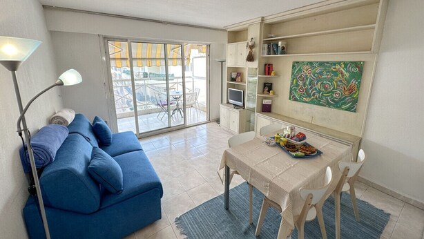 Living area - Charming Apartment in Cannes 10-min to beach (Cannes)