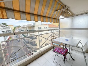 Outdoor dining - Charming Apartment in Cannes 10-min to beach (Cannes)