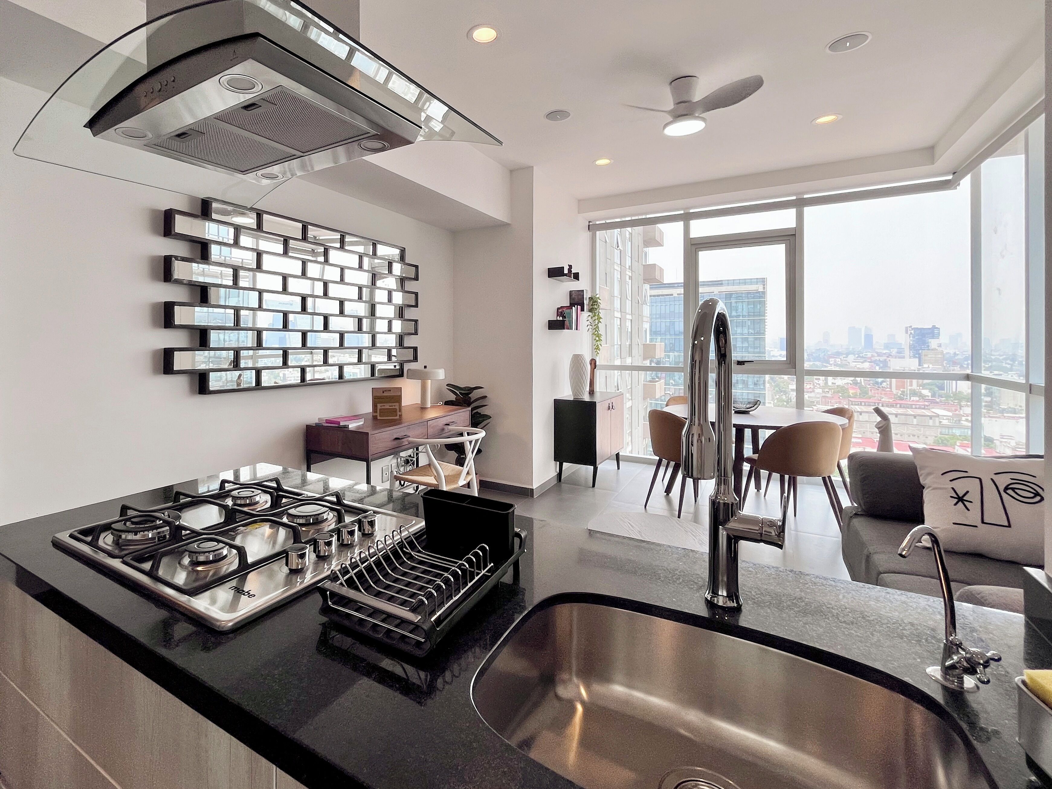 Departamento urbano, vista a la ciudad | Cocina privada | Refrigerador con congelador, microondas, horno y cafetera de espresso 