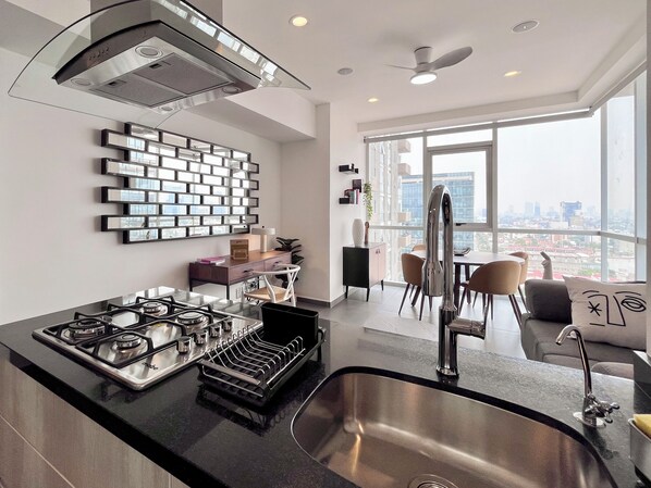 Apartamento urbano, vista para a cidade | Cozinha privada | Geladeira grande, micro-ondas, fogão, máquina de café expresso