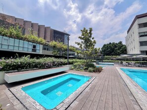 Piscina interna, 2 piscinas externas, barracas de cortesia, guarda-sóis