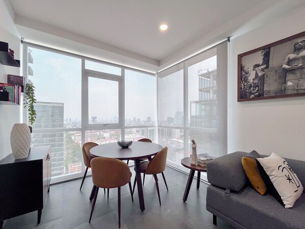 Appartement Ville, vue sur la ville | Aire de séjour | Téléviseur connecté, table de baby-foot, table de ping-pong, jouets