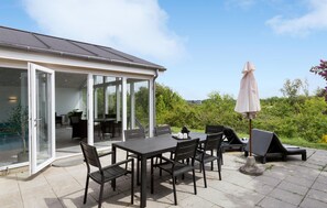 Outdoor dining - Cozy home in Ebeltoft with sauna (Ebeltoft)
