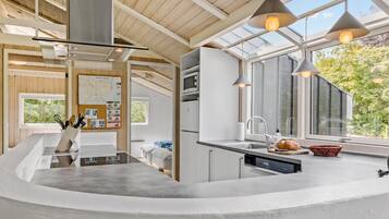 Køleskab, kogeplade, opvaskemaskine, kaffe-/temaskine