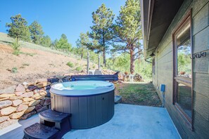 Outdoor spa tub - Bighorn Haven -Views- Hot Tub- Fire Pit (Cripple Creek)
