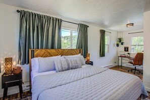 1 bedroom, desk, iron/ironing board, WiFi - Bighorn Haven -Views- Hot Tub- Fire Pit (Cripple Creek)