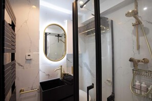 Shower, hair dryer, towels, shampoo - Paris 8th, Parc Monceau hideway by Melvane (Paris)