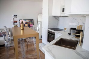 Fridge, microwave, oven, stovetop - Paris 8th, Parc Monceau hideway by Melvane (Paris)