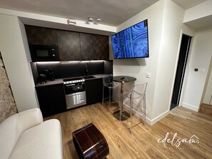 TV, offices - Heart Marais, Walk to Seine 1BR AC (Paris)