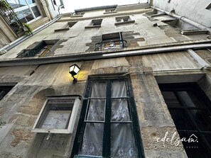 Exterior detail - Heart Marais, prime location modern 1BR AC (Paris)