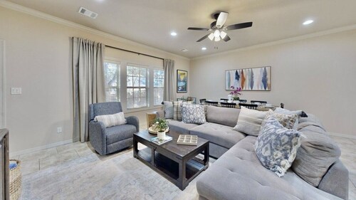 Uptown Aggie– 4BR Near Kyle Field