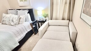 4 bedrooms, desk, iron/ironing board, travel crib - Uptown Aggie– 4BR Near Kyle Field (College Station)