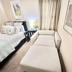 4 bedrooms, desk, iron/ironing board, travel cot - Uptown Aggie– 4BR Near Kyle Field (College Station)