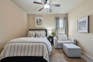 4 dormitorios, escritorio, tabla de planchar con plancha y cuna de viaje