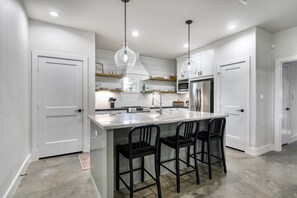 Oven, stovetop, dining tables, kitchen islands - Country Gold | Cozy Farmhouse Escape (Washington)
