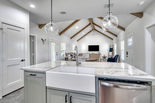 Country Gold | Cozy Farmhouse Escape