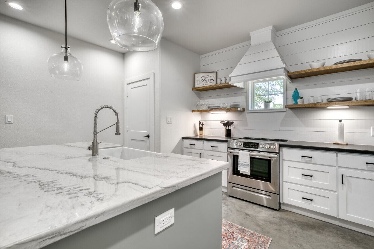 Horno, parrilla de estufa, comedor y isla de cocina 