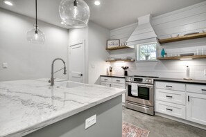 Oven, stovetop, dining tables, kitchen islands - Country Gold ~ Aggieland Vacation Rentals (Washington)