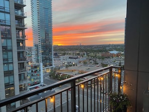 Property grounds - Luxury 2 bedroom,  2 bath condo in the beautiful west end of downtown Calgary.  (Calgary)